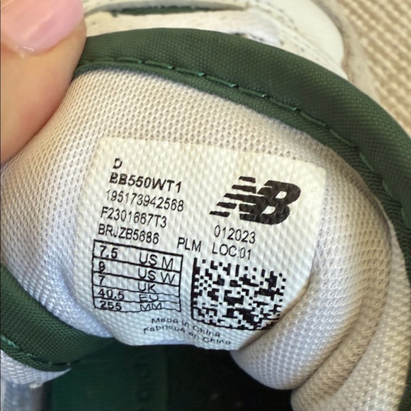 New Balance 550
Size 7.5 (women)
White/Green leather
Excellent condition - Picture 4 of 6